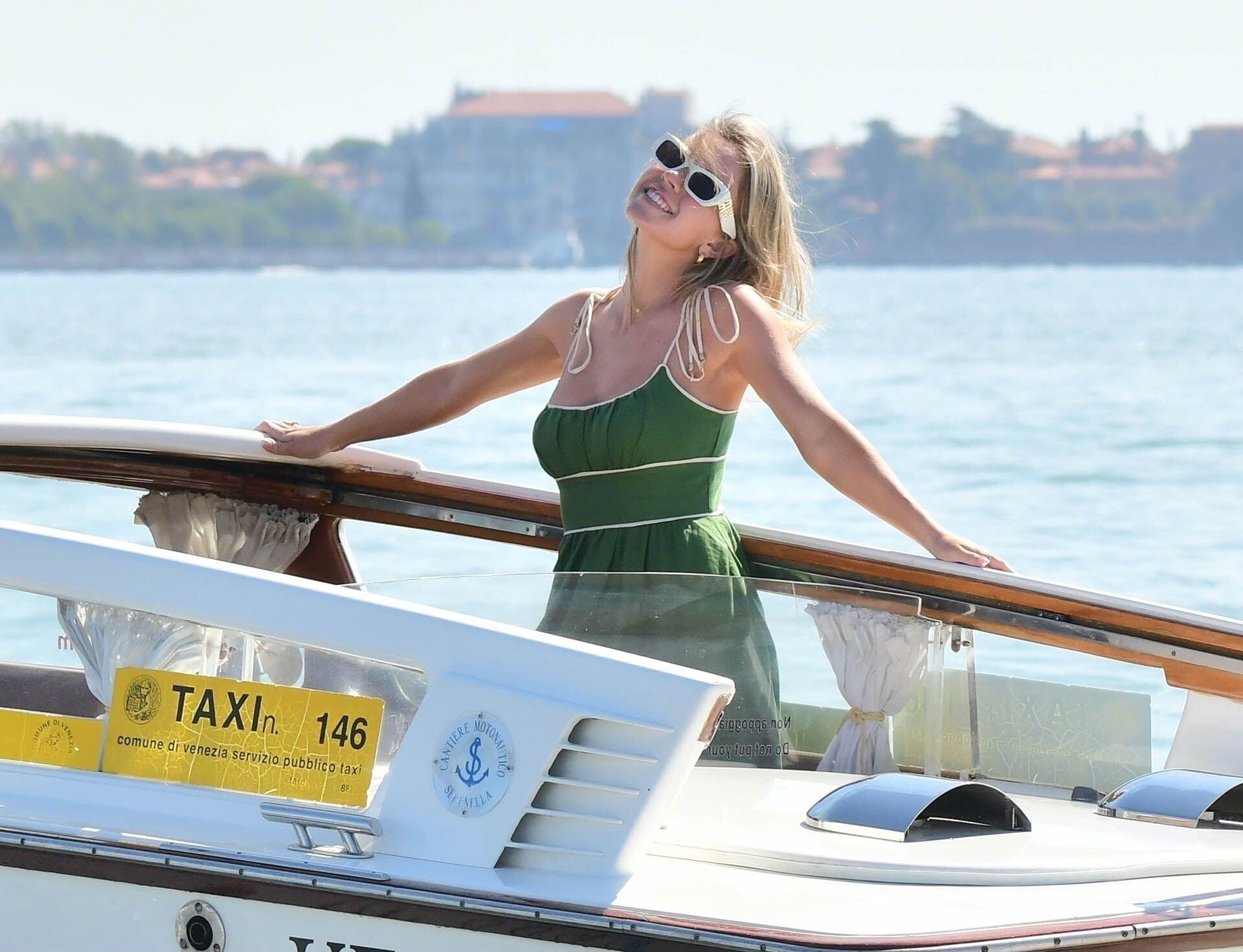 Sydney Sweeney disfruta de sus días en Venecia, Italia, a donde viajó para participar del Festival de Cine y aprovechó los momentos libres para pasear en barco (The Grosby Group)