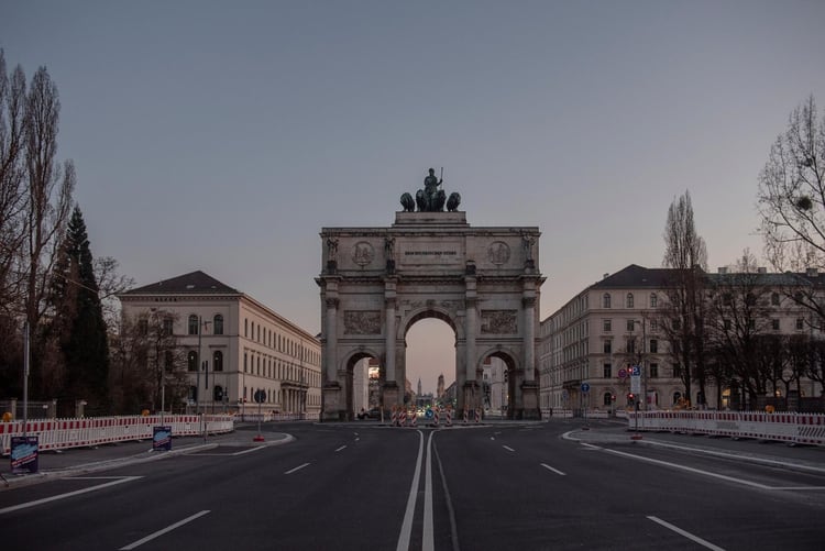 La puerta de brandenburgo en Berlín, desierta (The New York Times)
