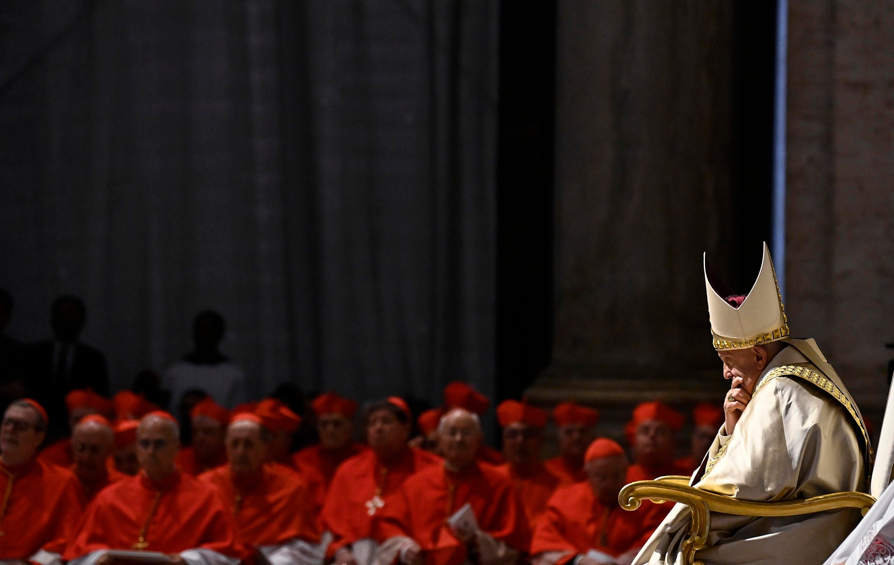 El papa Francisco presenta en una ceremonia en el atrio de la basílica de San Pedro la bula que oficializa el gran Jubileo de 2025 (EFE/EPA/Riccardo Antimiani)