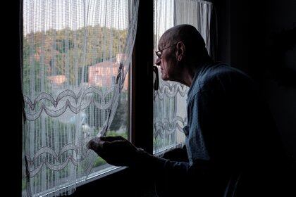 La vida en cuarentena: Gino Verani, de 87 años, mira por la ventana de su casa en San Fiorano, una de las ciudades originales de la 'zona roja' en el norte de Italia que ha estado cerrada desde febrero (Reuters)