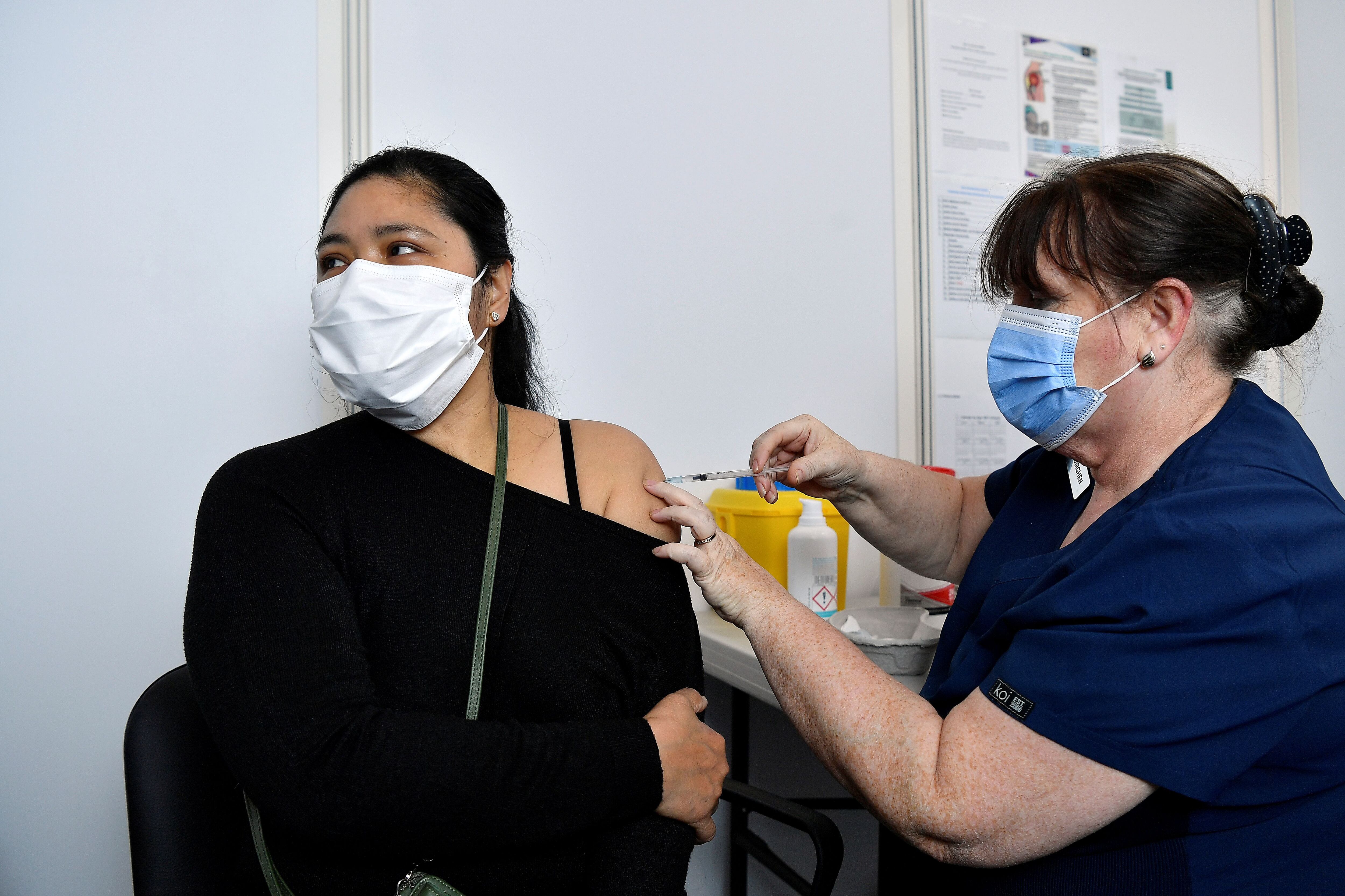 Ante la emergencia de una nueva variante del coronavirus, que se llamó Ómicron, se investiga si las vacunas mantienen el mismo nivel de protección que tienen para otras variantes (REUTERS/Clodagh Kilcoyne)