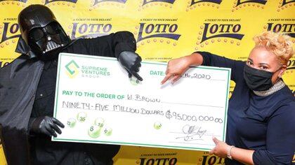 Ganó USD 95 millones en la lotería y fue a cobrar el premio ...