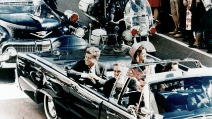 "Goldstrich, neurocirugía”, le dijo al agente del Servicio Secreto, e ingresó a la sala de emergencia al mismo tiempo que JFK llegaba en una camilla.