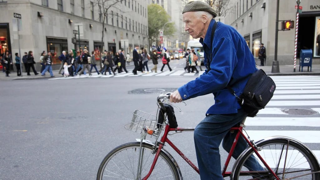 Bill Cunningham recorría las calles de Nueva York con su fiel bicicleta y su icónica campera azul (AP)