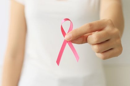 Al cáncer de mama se lo identifica con un lazo rosado (Shutterstock)