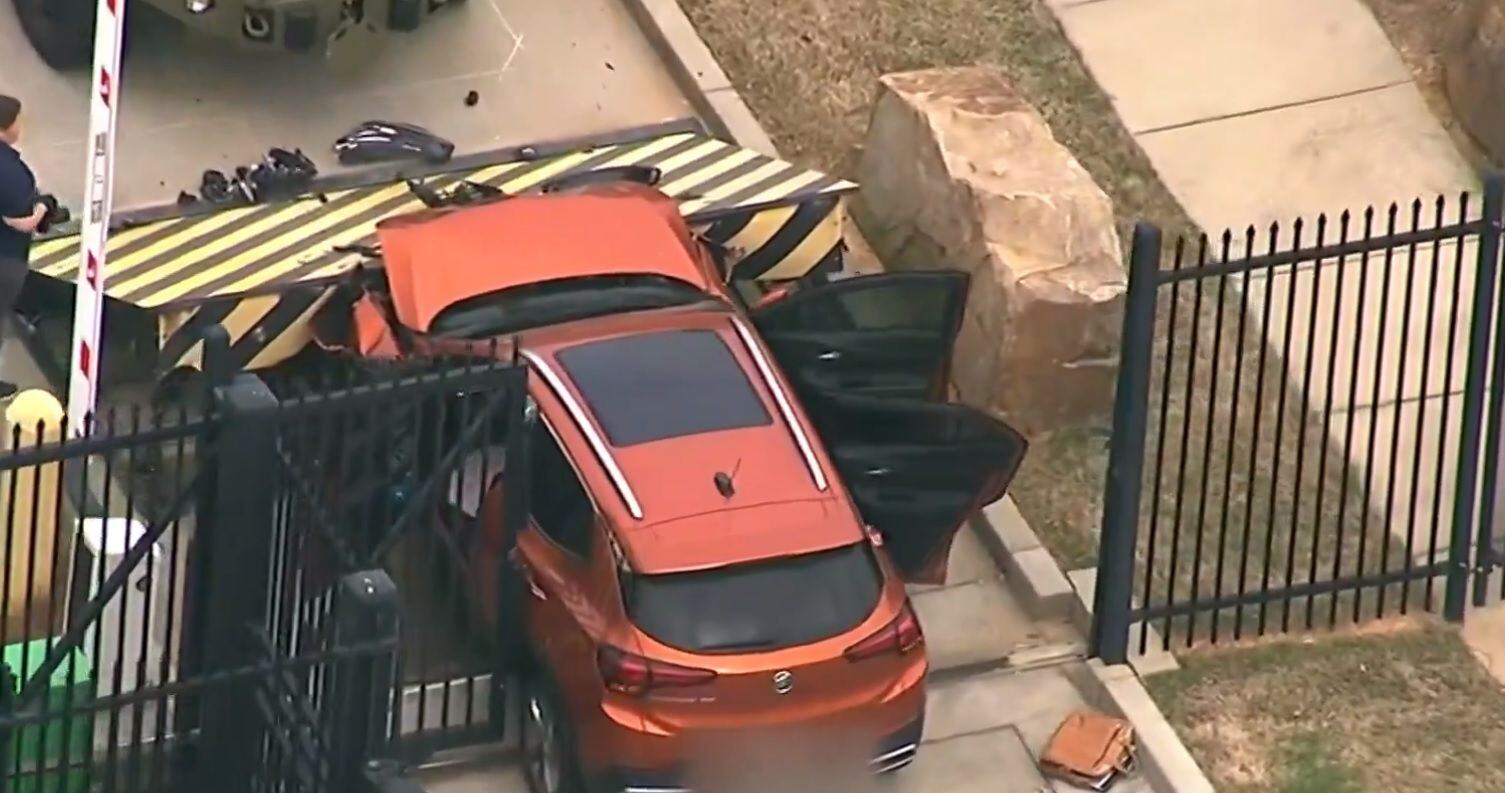 El hombre chocó el auto contra una de las entradas principales del edificio del FBI