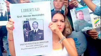 Loredana Hernández en una de las protestas con familiares de presos políticos