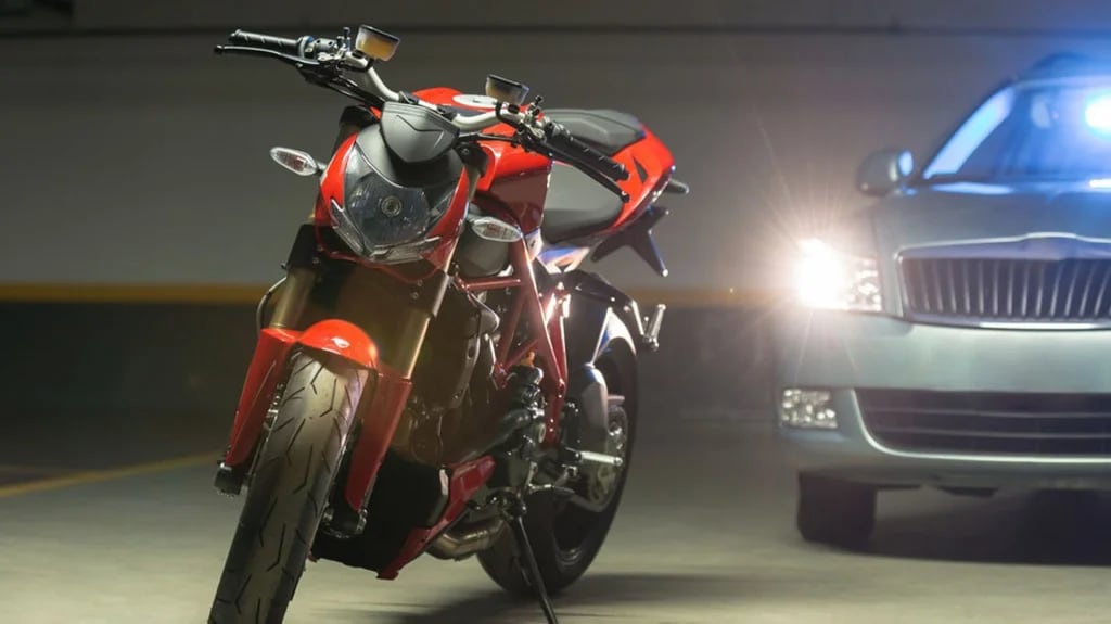 Los especialistas consideran que la última tendencia es tener auto y moto (Shutterstock)