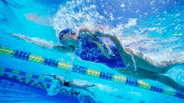 Nadar es uno de los deportes más completos y con mayor beneficio en la columna (iStock)