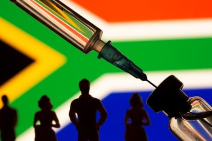 Sudáfrica analiza vender un lote de vacunas de AstraZeneca porque no sería efectiva contra la nueva variante - REUTERS/Dado Ruvic/Illustration
