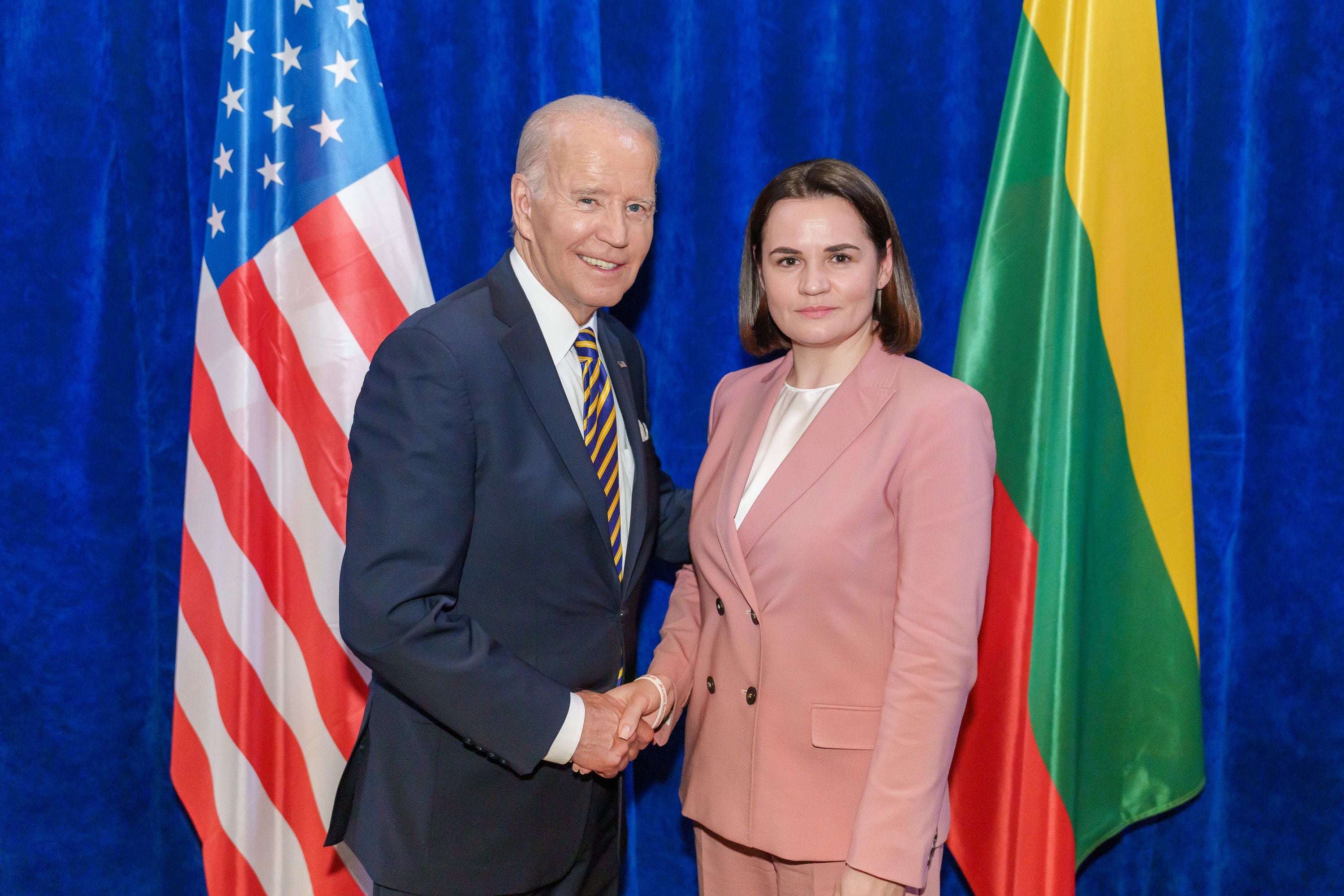 Joe Biden se reunió en Lituania con la líder de la oposición bielorrusa para expresarle el apoyo de EEUU