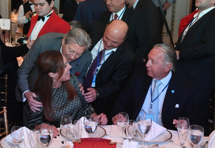 Vidal junto a Daniel Funes de Rioja y empresarios en el almuerzo en el Hotel Alvear