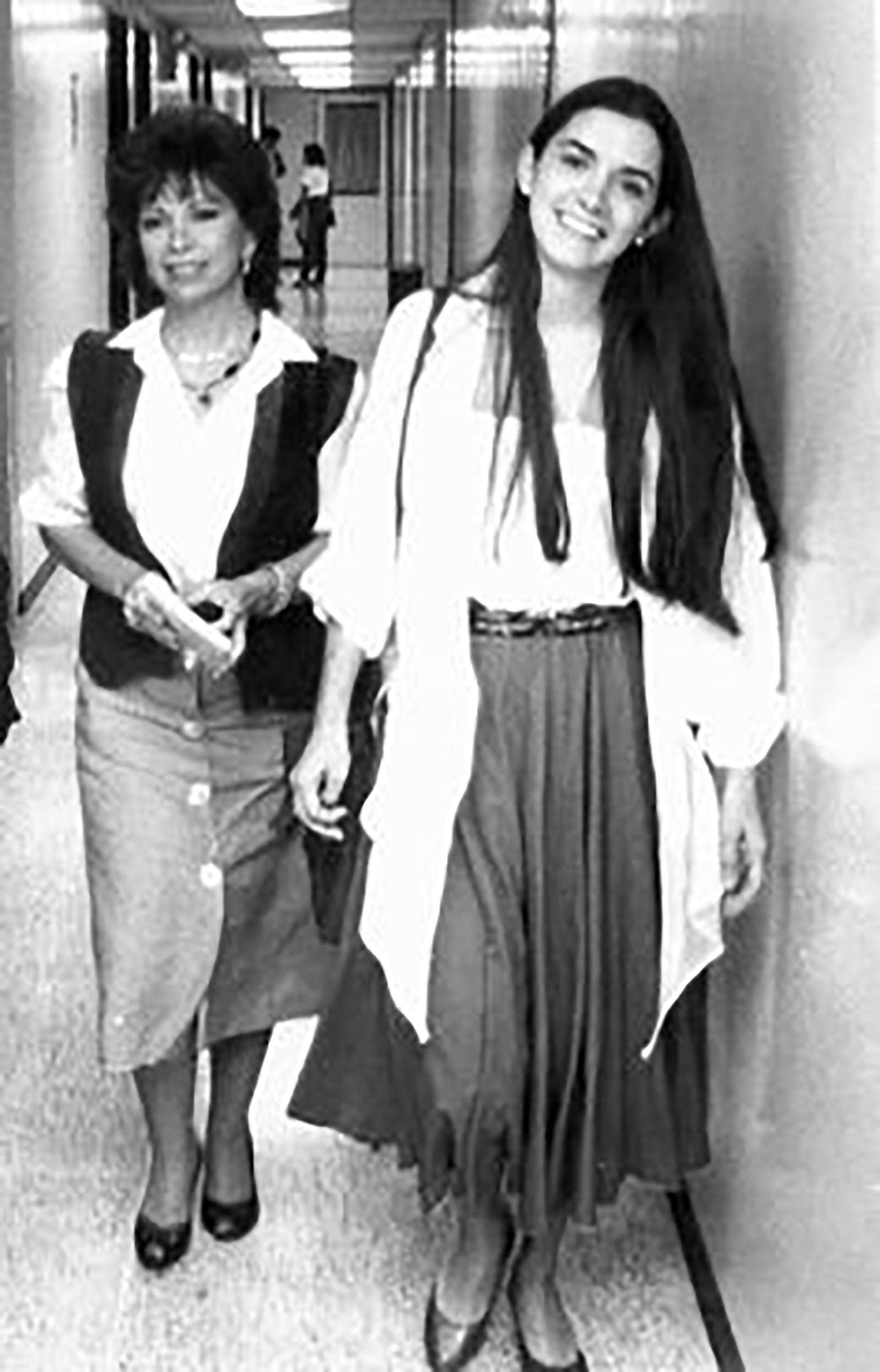 Isabel Allende y Paula, su hija, que murió en  1992, cuando tenía 28 años.