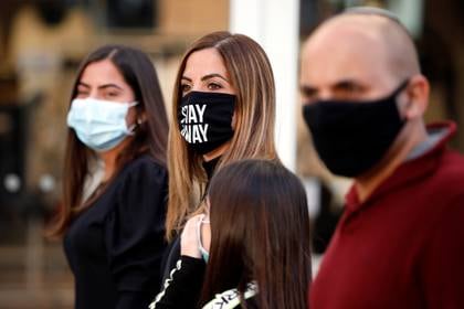 En los 187 países donde se han documentado casos de COVID-19 fueron necesarias muchas medidas –como el uso de máscaras en público– para contener la transmisión (Reuters/ Amir Cohen)