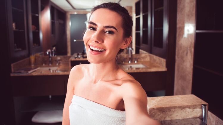 Ahora la tendencia de las selfies también está en sacarlas en los baños de lujo de los hoteles (Shutterstock)