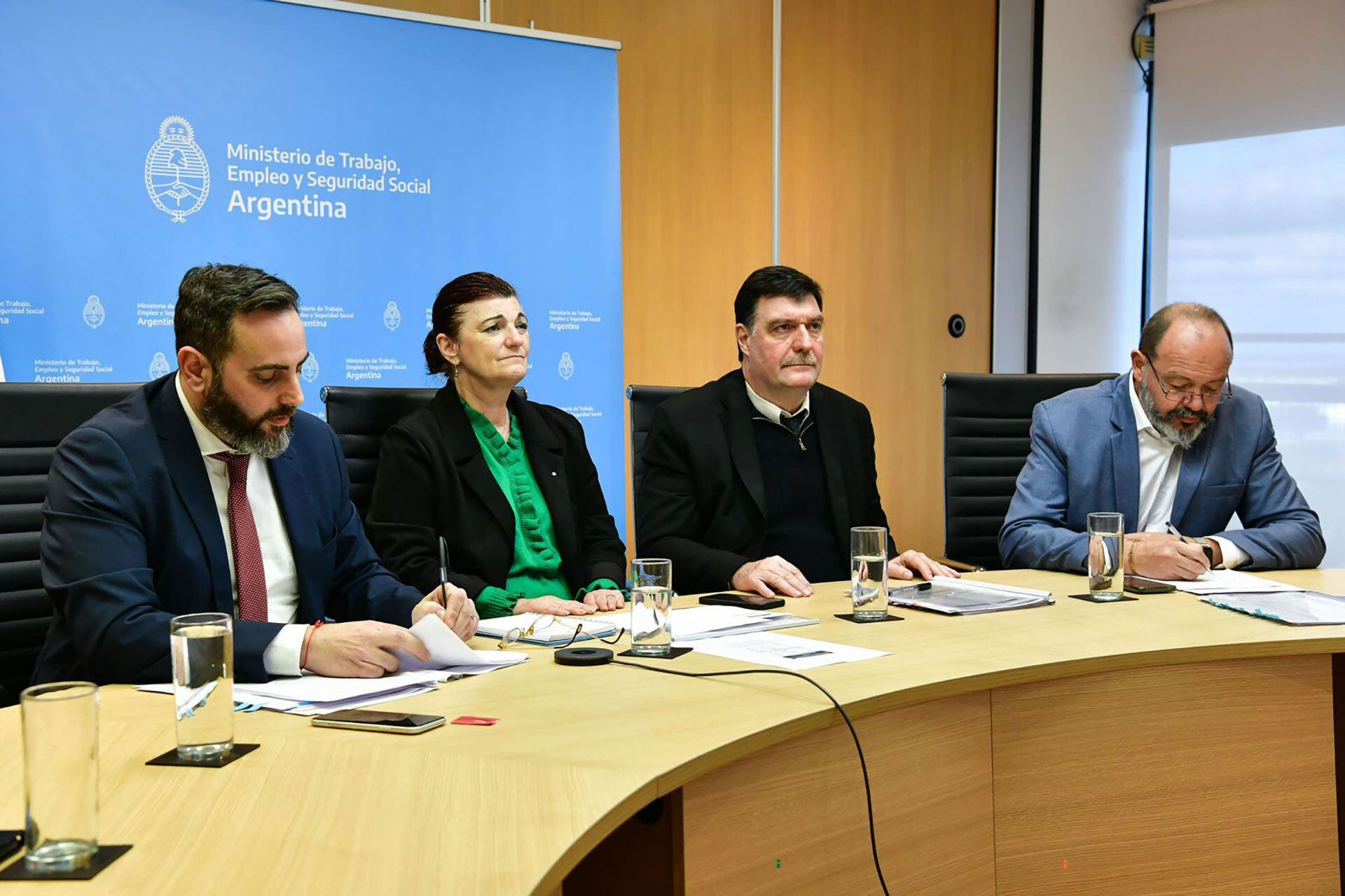 "Ante un contexto económico desafiante, la negociación colectiva reaccionó de un modo consistente protegiendo los ingresos", destaca el DNU, la cual fue homologada por el Ministerio de Trabajo 