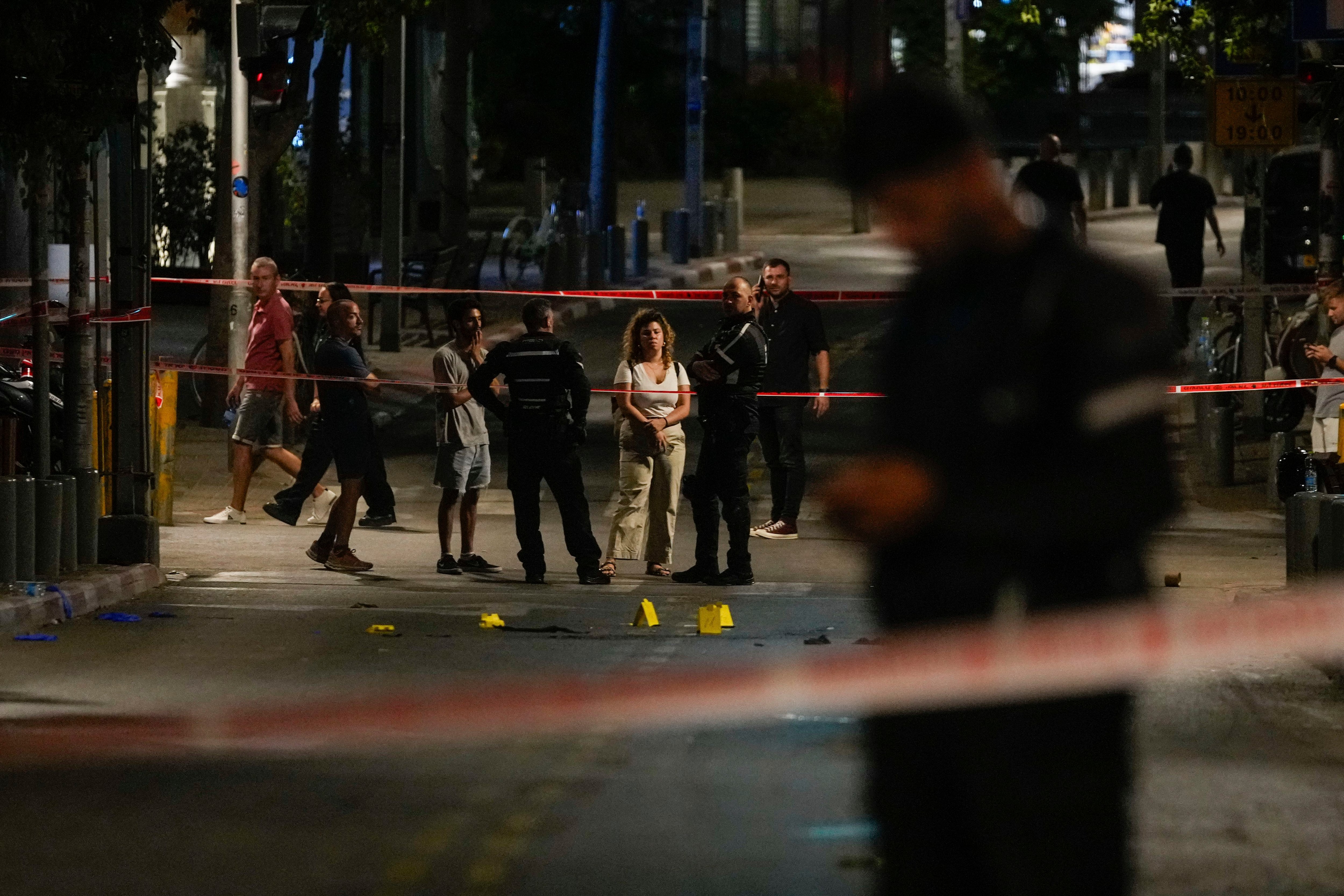 La policía israelí inspecciona el lugar de un tiroteo en Tel Aviv, Israel, el sábado 5 de agosto de 2023 (AP/Maya Alleruzzo)