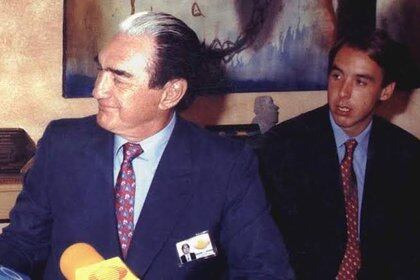 Emilio Azcárraga Milmo y su hijo, Emilio Azcárraga Jean, considerado por la revista Forbes como uno de los personajes más ricos de México (Foto: Twitter / @ProduOficial)