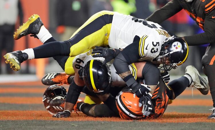 La feroz pelea entre Myles Garrett, de los Cleveland Browns, y Maso Rudolph, de los Pittsburgh Steelers (AP Photo/Ron Schwane)