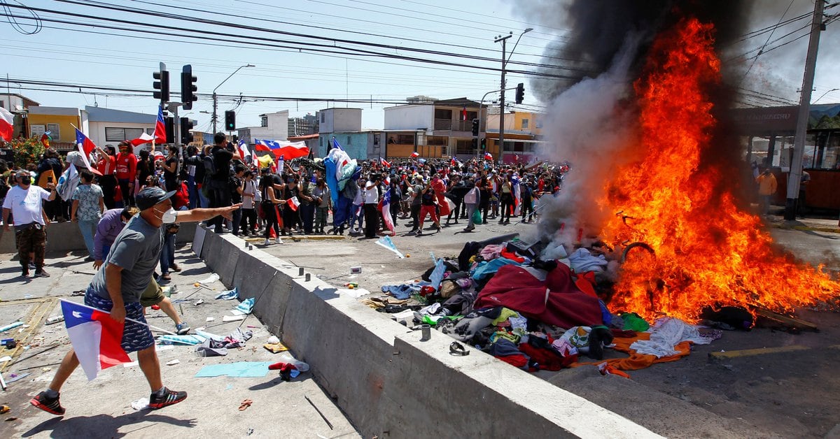 Fiscalía chilena ordenó investigar la quema de las carpas y colchones de  venezolanos en la violenta protesta contra los inmigrantes en Iquique -  Infobae
