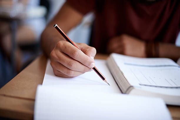 El sistema de vouchers tendría la finalidad, en la visión de Javier Milei, de transferir los recursos a los padres y no al Estado para financiar la educación (Getty Images)