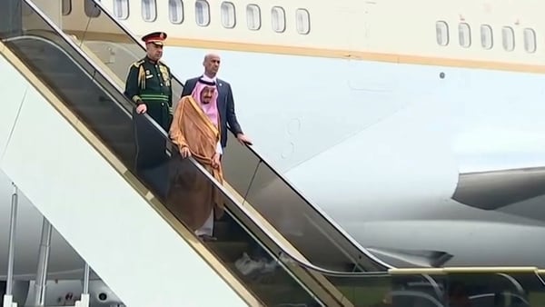 El rey Salman bin Abdulaziz al Saud utiliza su escalera dorada en Indonesia en 2017 (Reuters)