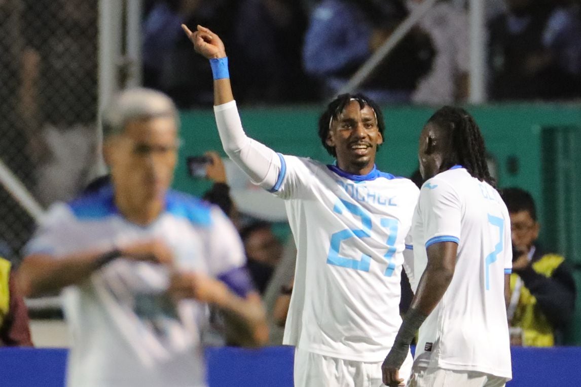 Bryan Rochez de Honduras celebra su gol este 17 de noviembre de 2023, en un partido de la Liga de Naciones de la Concacaf entre Honduras y México , en el estadio Chelato Uclés en Tegucigalpa (Honduras). EFE/ Gustavo Amador
