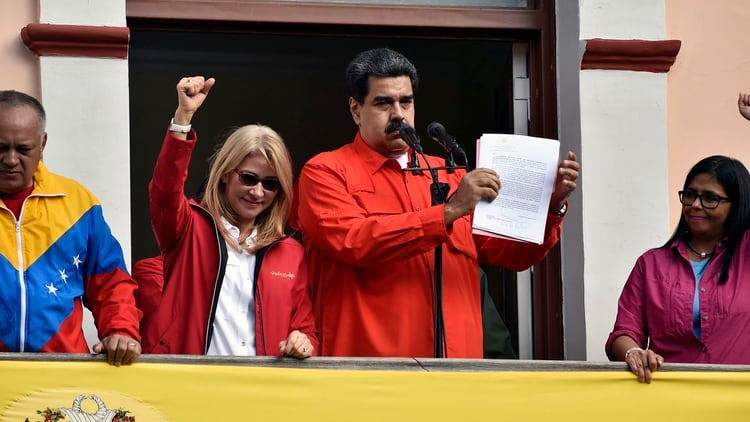 Nicolás Maduro muestra el documento mediante el cual rompe relaciones con EEUU (Photo by Luis ROBAYO / AFP)