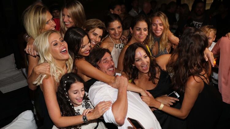 ¡Sale selfie! Pampita y Roberto, entre amigas