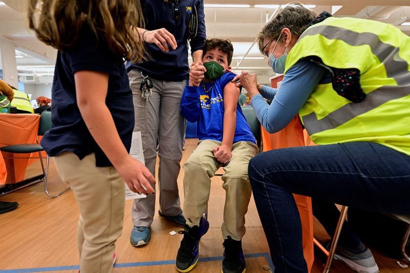 FOTO DE ARCHIVO. Un niño recibe una dosis de la vacuna contra el COVID-19 de Pfizer-BioNTech en el Centro de Bienestar Familiar de Smoketown en Louisville, Kentucky, Estados Unidos. 8 de noviembre de 2021. REUTERS/Jon Cherry