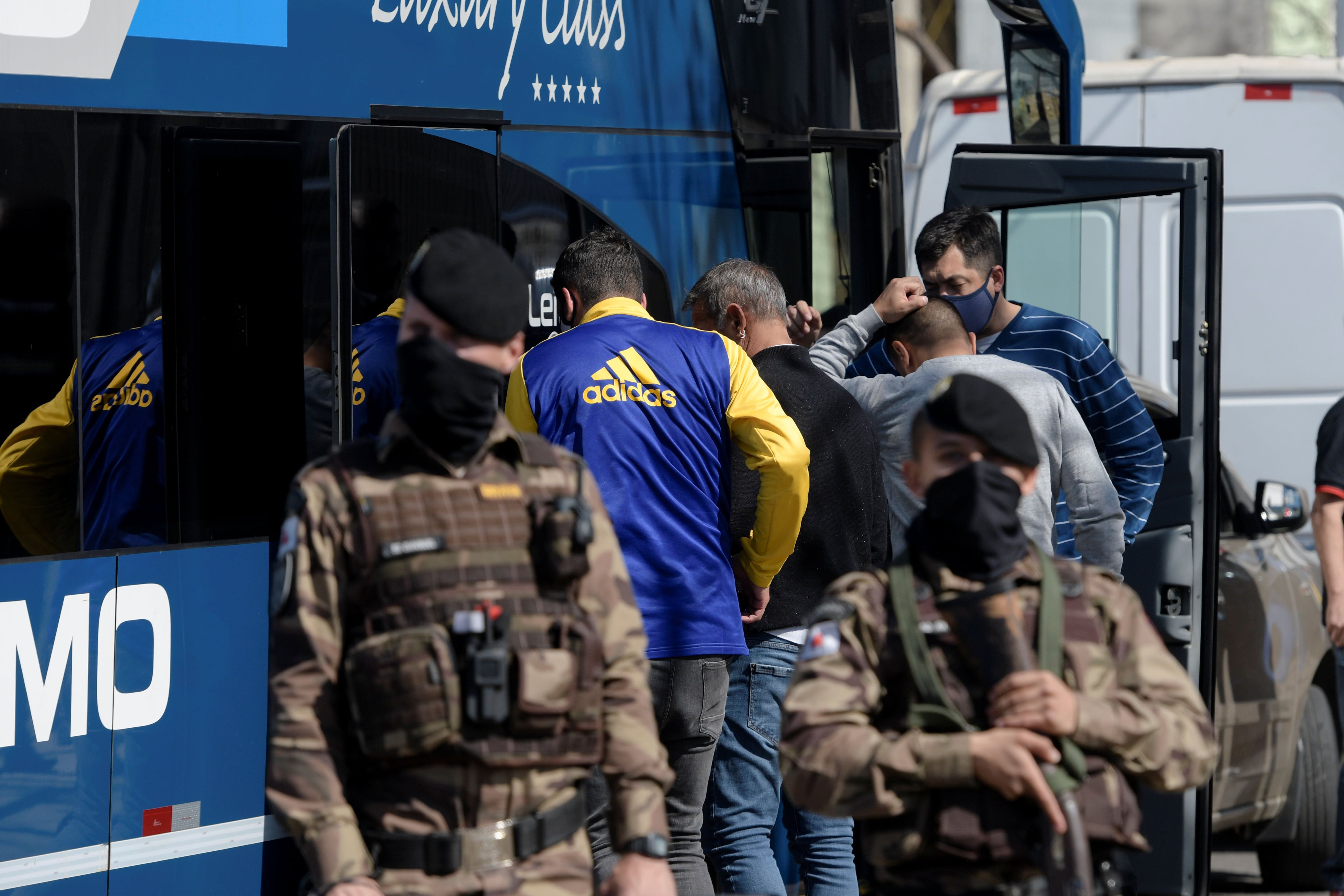 Miembros del plantel de Boca se suben a uno de los micros en Belo Horizonte tras declarar en una comisaría cercana (REUTERS/Washington Alves)