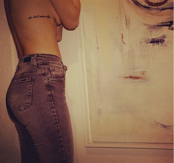 Flor Otero compartió su sensual tatuaje con una foto sexy