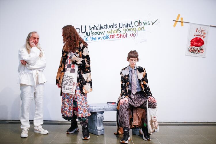 Sasterería oversized by Vivienne Westwood, dos de los modelos presentados para el otoño-invierno 2020/2021 de la diseñadora brit 