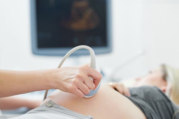 Antes o durante este período, las mujeres en edad fértil pueden adquirir infecciones que pueden afectar feto o al recién nacido (Getty)
