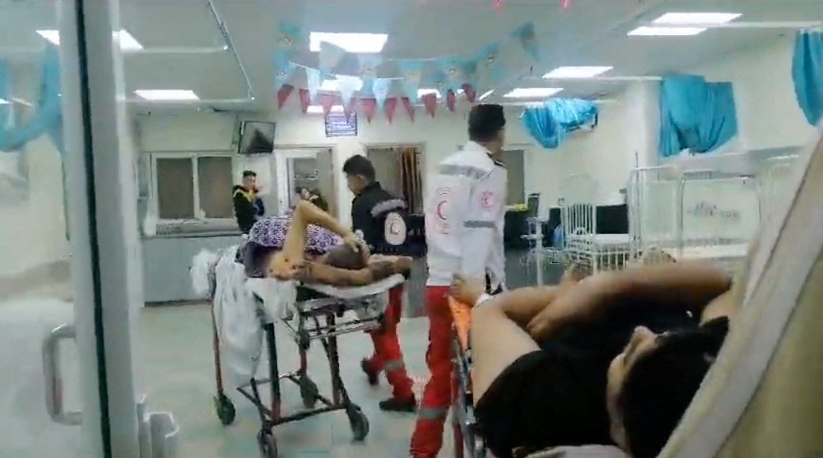 Pacientes evacuados del Al Shifa llegan al Hospital Europeo de Gaza en Khan Younis, en el sur de la Franja de Gaza. (Media Luna Palestina/REUTERS)