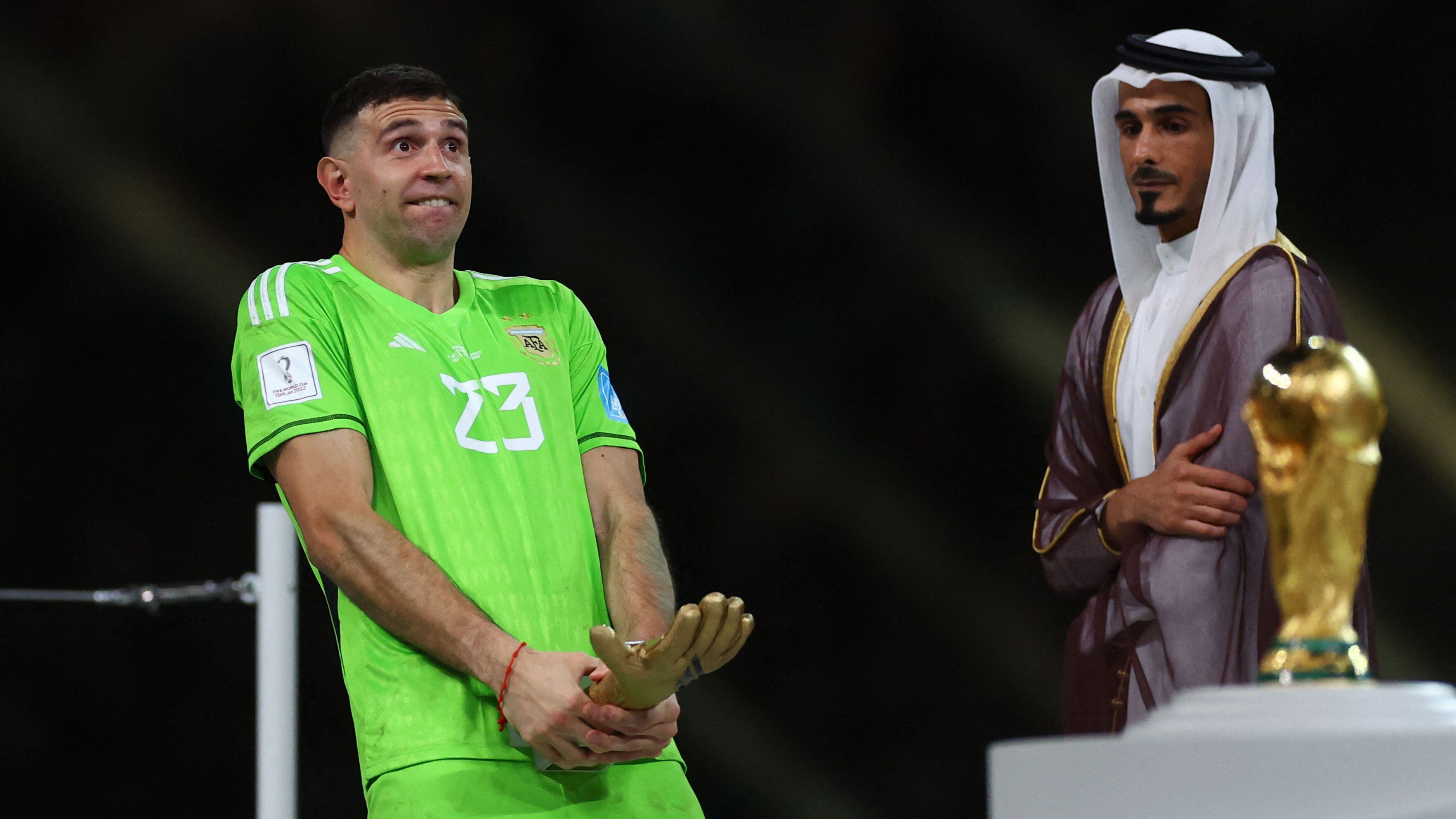 Emiliano Martinez festejó a su manera tras ser elegido como el mejor arquero del torneo en Qatar (Reuters)