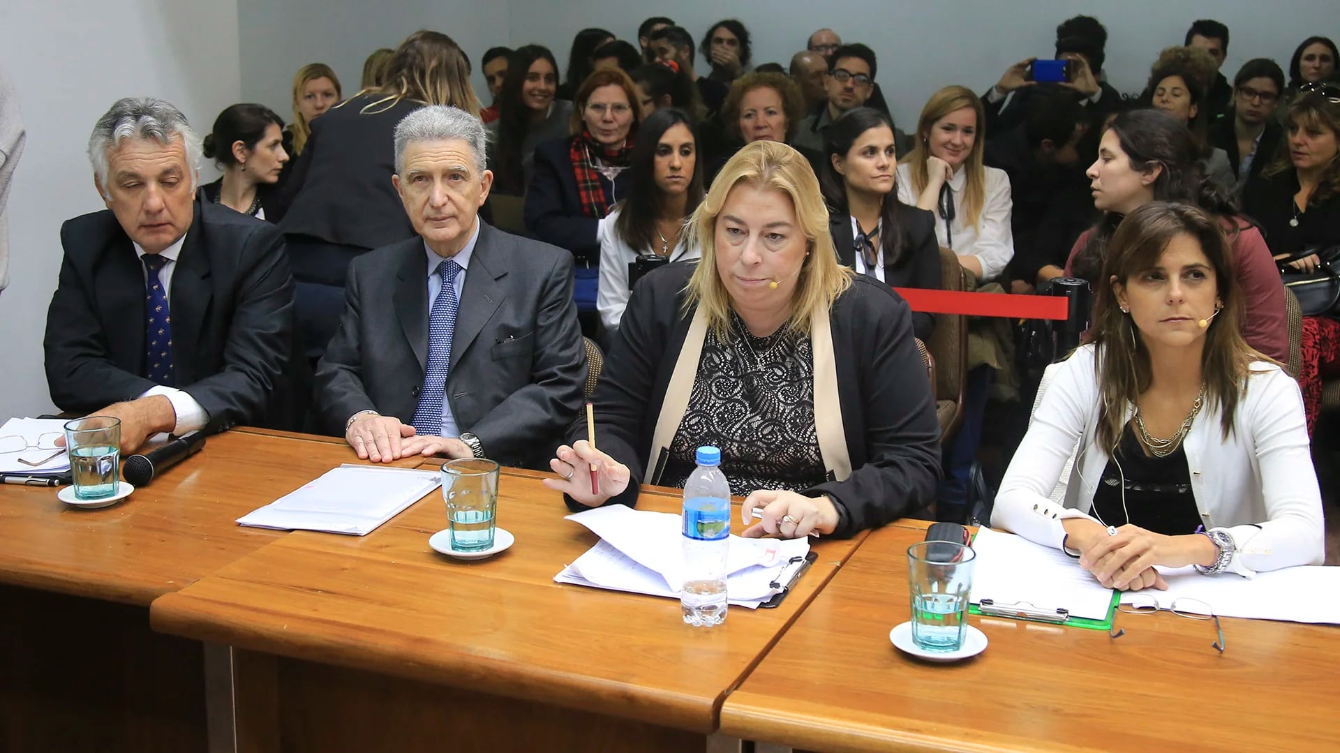 Las fiscales Laura Zyseskind (centro) y Carolina Carballido Calatayud (der) y el abogado de la querella Jorge Sandro (2° izq) Foto NA