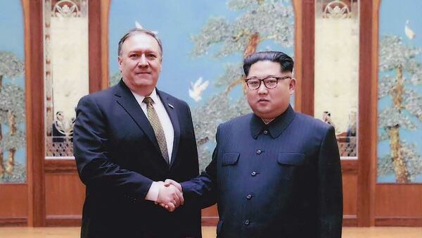 Mike Pompeo, secretario de Estado estadounidense, y el dictador norcoreano, Kim Jong-un.