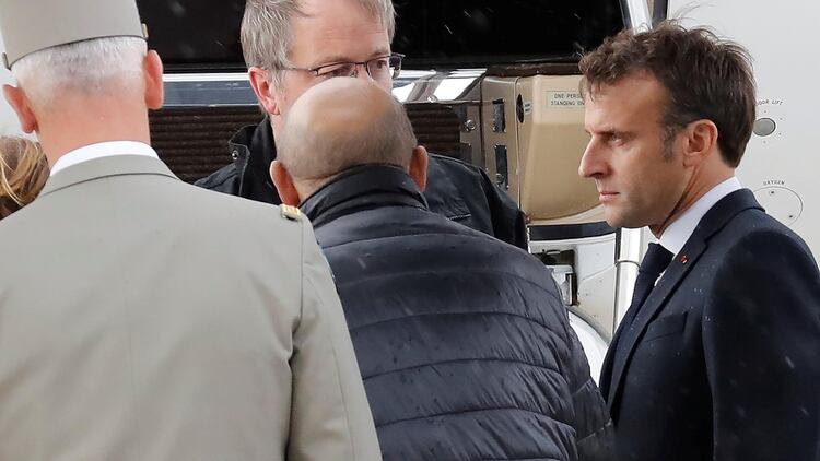 Macron saludó a los turistas rescatados (Francois Guillot/Pool via REUTERS)