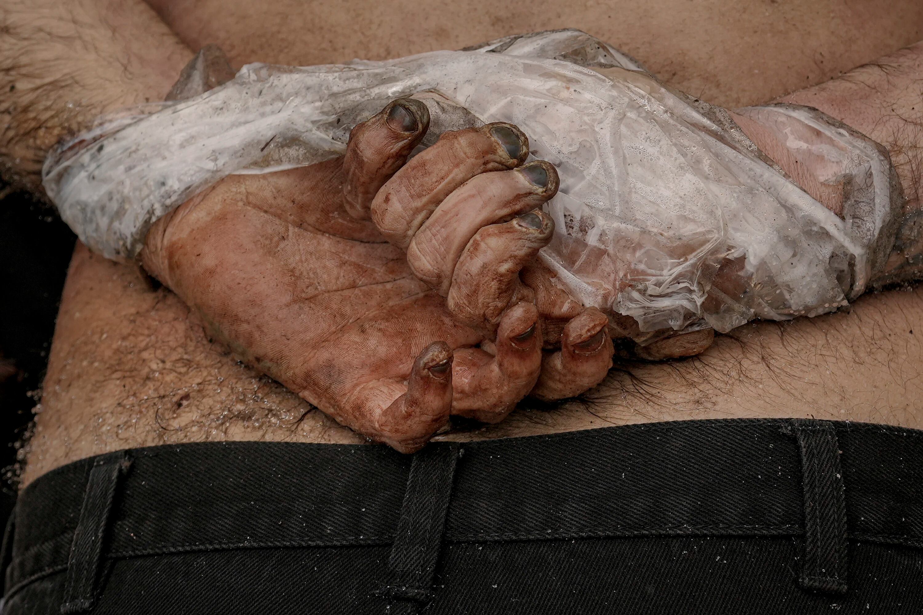 El cuerpo sin vida de un hombre con las manos atadas a la espalda yace en el suelo en Bucha, Ucrania, el domingo 3 de abril de 2022.