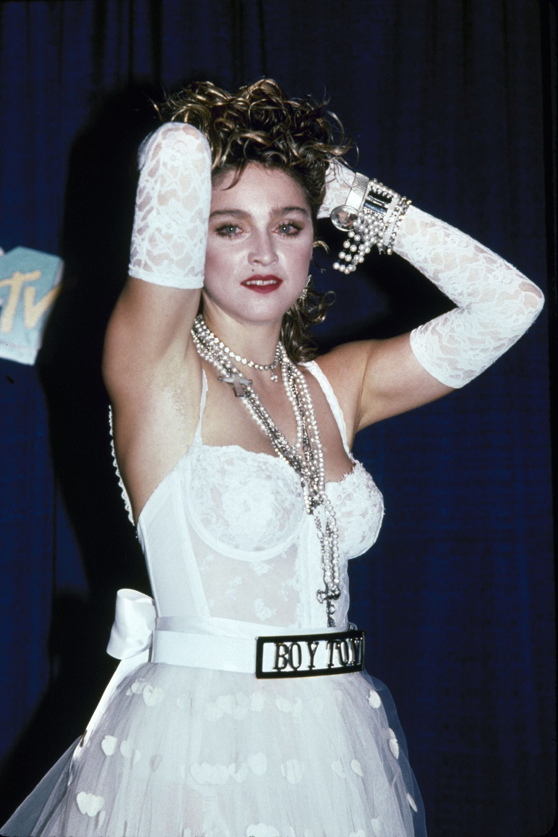 Madonna, vestida con lencería de encaje blanco, perlas y una hebilla de cinturón 'Boy Toy', en los primeros MTV Video Music Awards, celebrados en Tavern on the Green, Nueva York, Nueva York , 14 de septiembre de 1984. (Photo by David Mcgough/DMI/The LIFE Picture Collection/Getty Images)