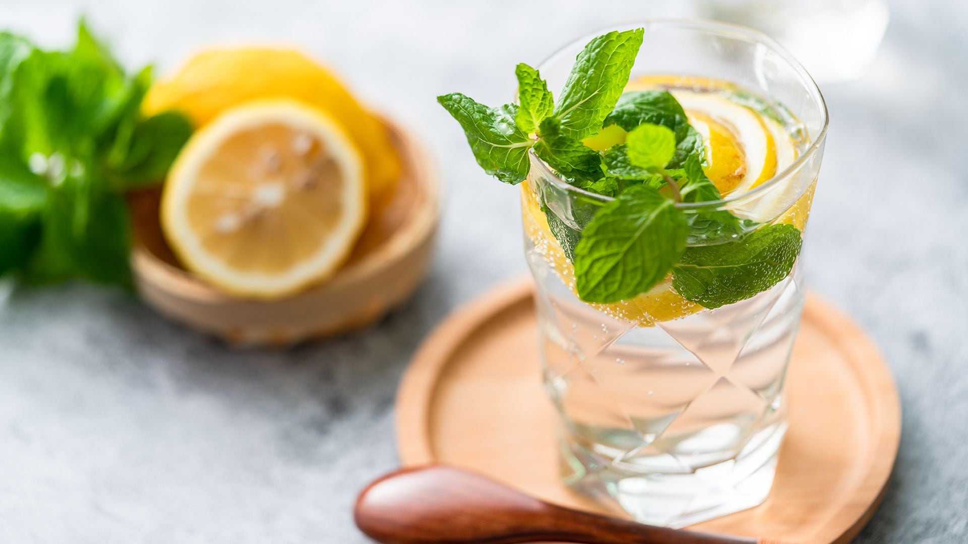 Incorporar hojas de menta, jengibre o rodajas de frutas al agua le brinda sabor sin agregar una dosis de azúcar (Getty)