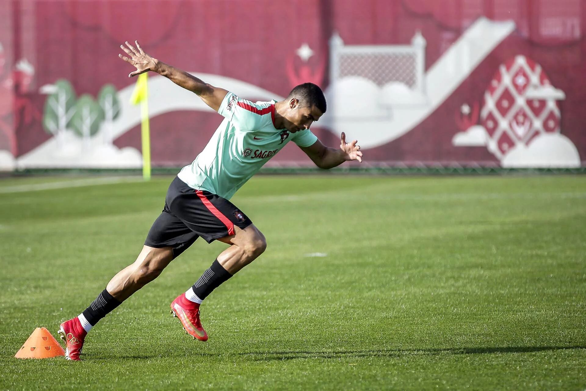 Cristiano Ronaldo participa en el entrenamiento de la selección nacional de fútbol de Portugal en las instalaciones deportivas de Rubin Kazan en Rusia