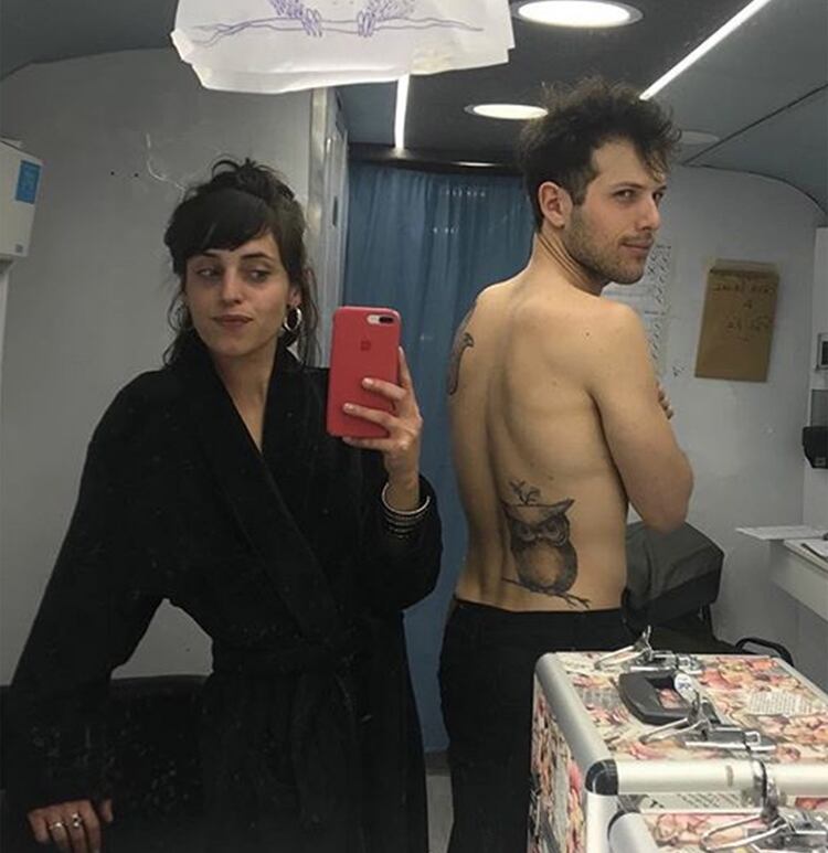 En la espalda de Victoriano, los tatuajes de Cabré; a su lado Ailén, quien fue doble de cuerpo de Jazmín Stuart (Instagram)