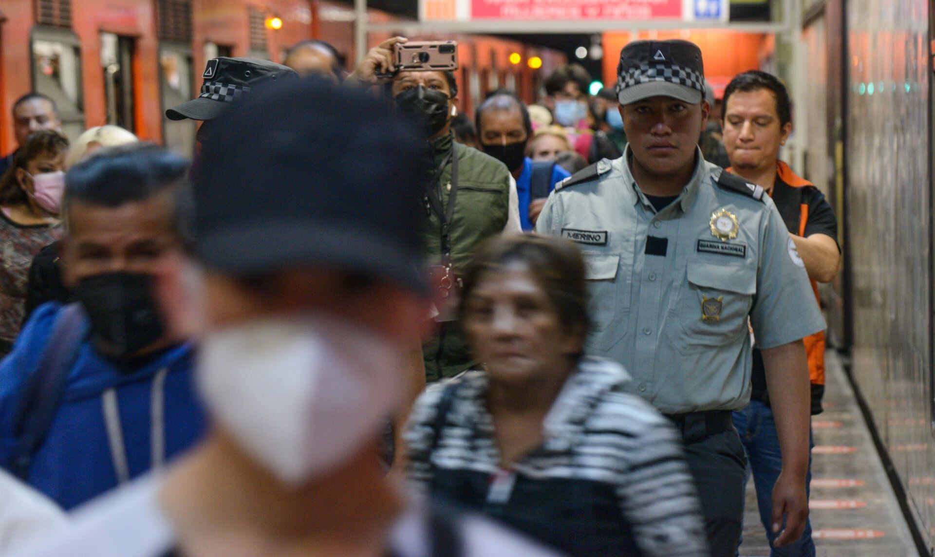 El pasado jueves se desplegaron 6 mil 60 miembro de la Guardia Nacional en las estaciones del Metro de la capital. (MARIO JASSO/CUARTOSCURO)