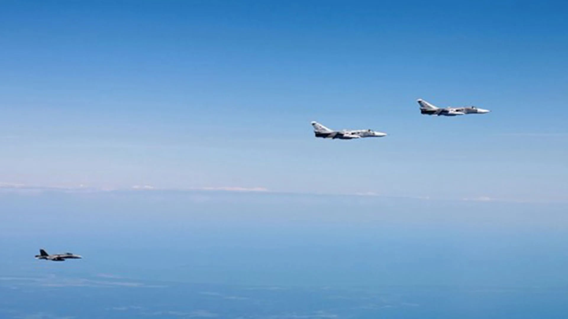 Dos aviones de ataque Su 24 son interceptados por un F-18 Hornet de la Fuerza Aérea finlandesa (Ilmavoimat)