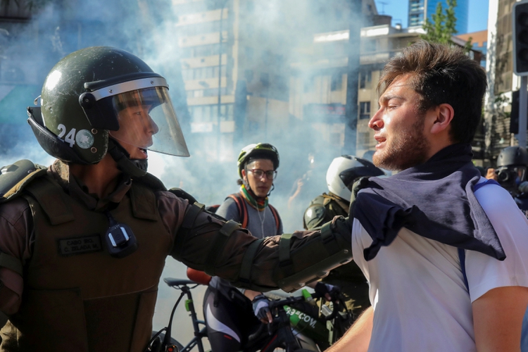 Un miembro de las fuerzas de seguridad toma a un manifestante durante una protesta contra el gobierno en Providencia (REUTERS/Pablo Sanhueza)