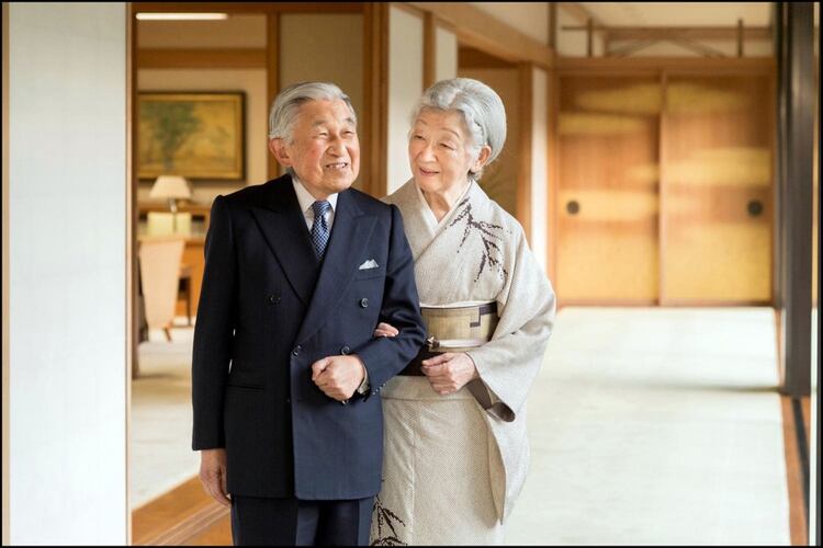 Se trata de la primera abdicación en la historia del Japón. A los 85 años, la salud le impide cumplir de manera eficiente con sus obligaciones, las razones del emperador Ahikito.