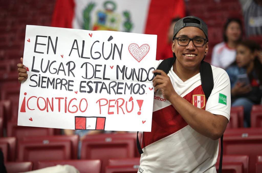 Perú vs Marruecos: fanático de la 'bicolor' en el Cívitas Metropolitano de Madrid.