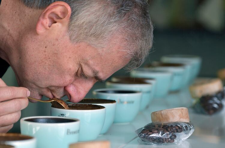 El productor panameño Wilford Lamastus prueba el exclusivo café geisha de su finca.
